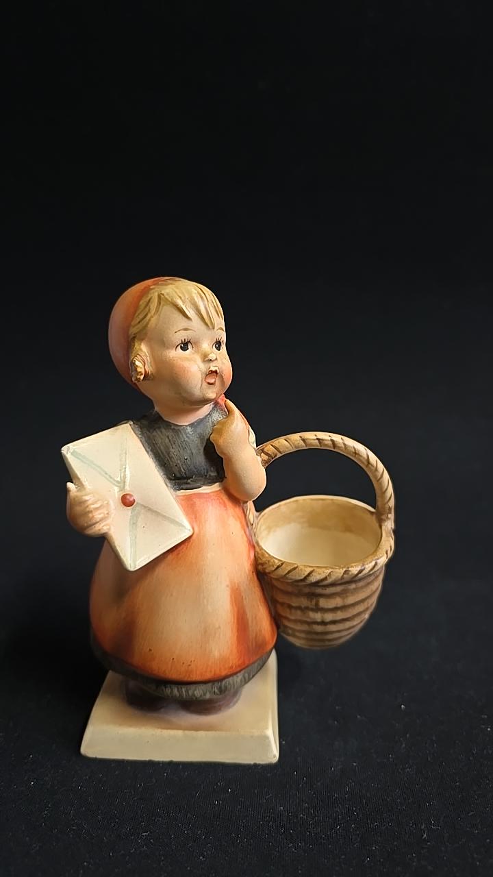 FIGURIN i porslin, flicka med korg, MJ Hummel, Goebel, W Germany