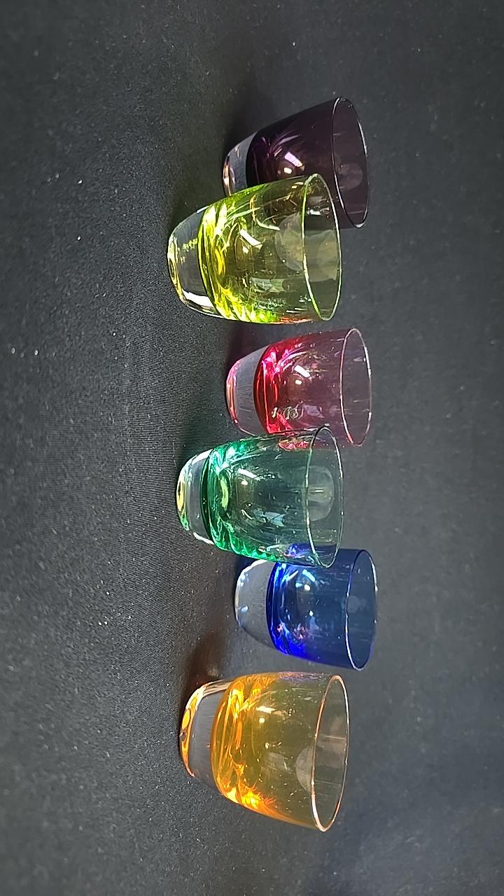 Äldre färgade snapsglas höjd ca 5cm