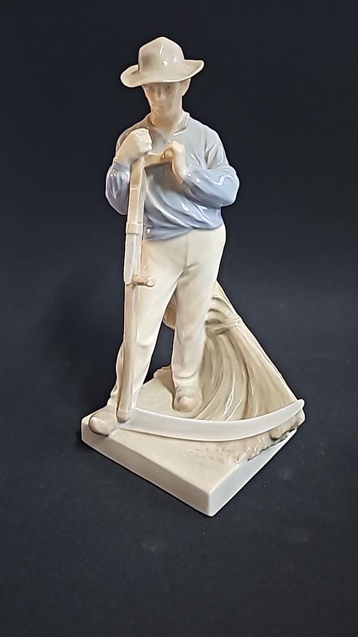 CHRISTIAN THOMSEN, figurin, Man med lie, porslin, Royal Copenhagen, Danmark, nr 685