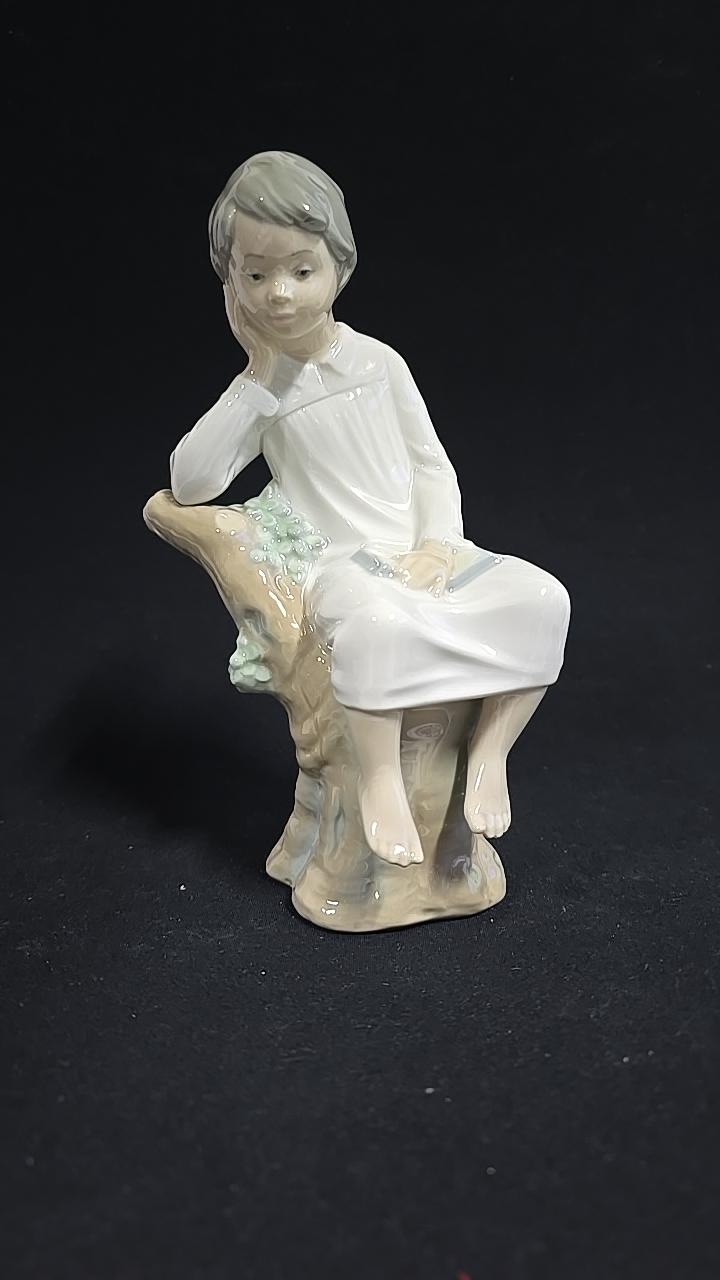 Porslinfigur pojke på stubbe med en bok i knä, Lladro Spain