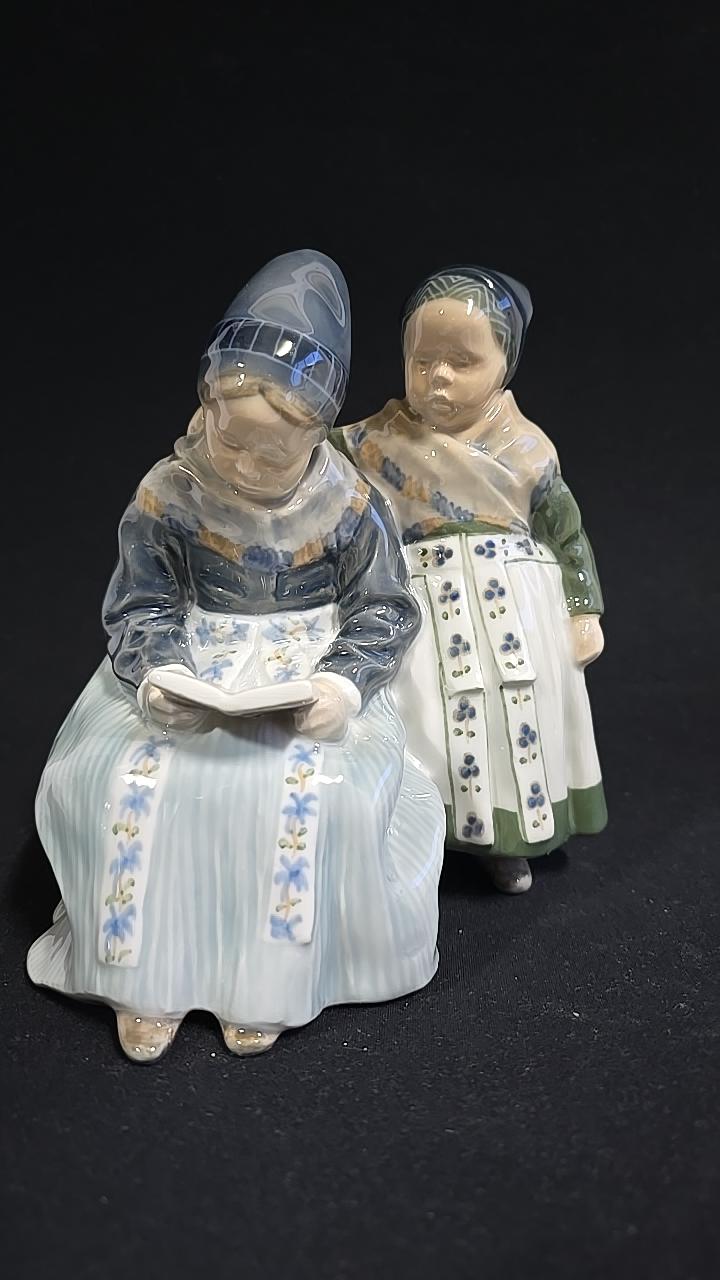 FIGURIN i form av 2 flickor, Royal Copenhagen, 1395