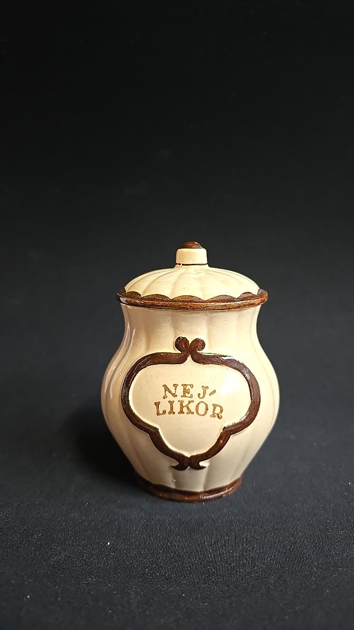 KRYDDBURK, 'Pyro', Gustavsberg. Nejlikor