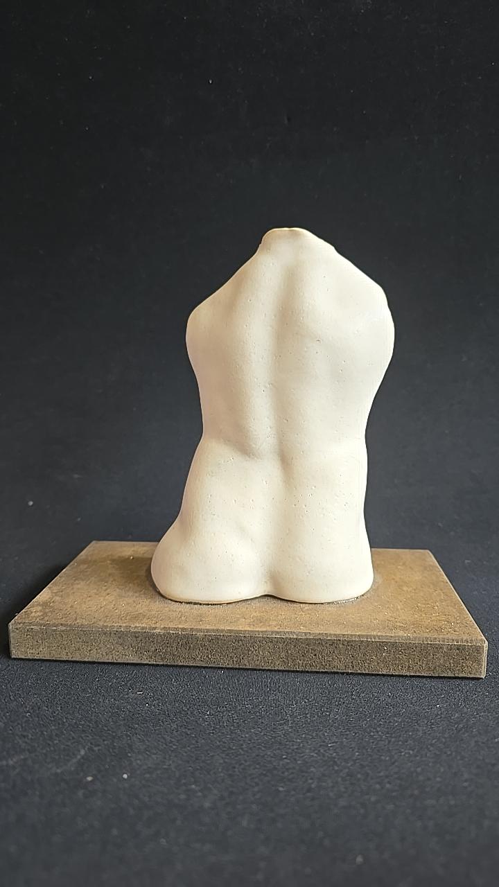 NICLAS ANDRÉASSON. Skulptur, torso, keramik på träplatta, signerad, numrerad, 50/110