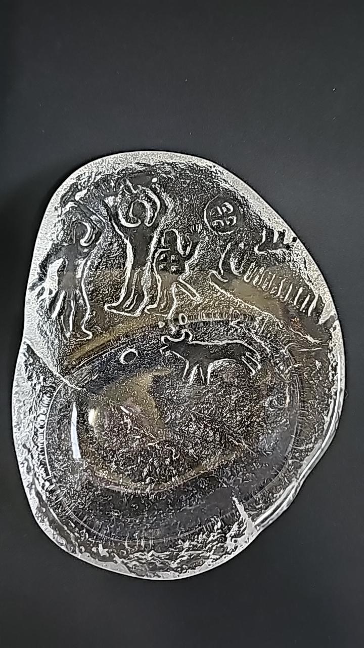 VICKE LINDSTRAND EV. Skål i klarglas med mönster av Hällristningar i relief