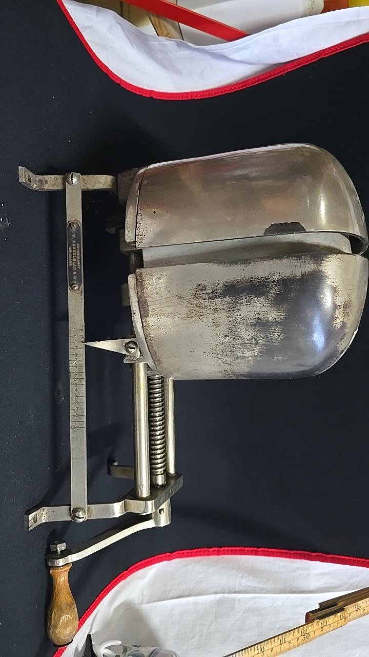 HATTFORMARE för modist, av kromad metall, 1900-talets första fjärdedel