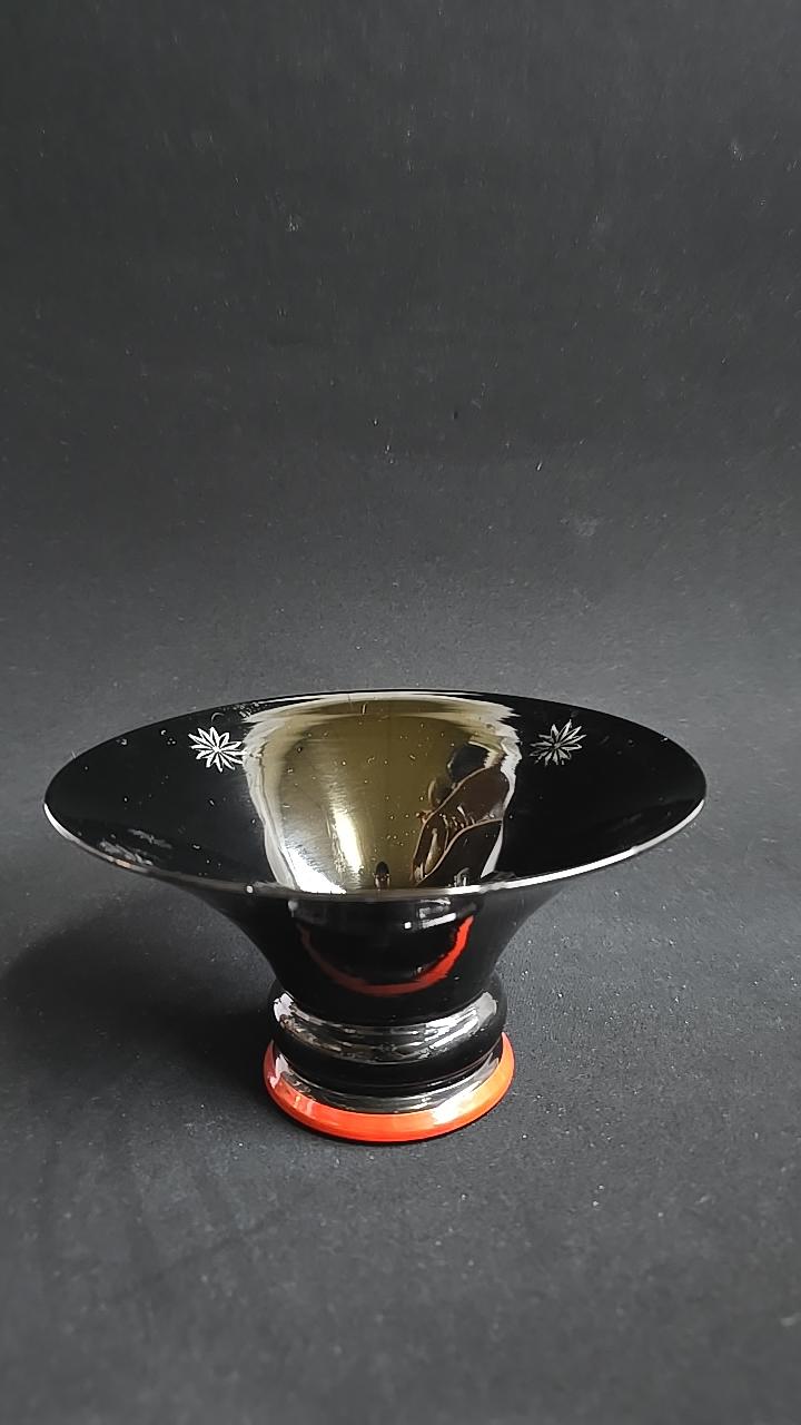 Äldre glasskål på fot