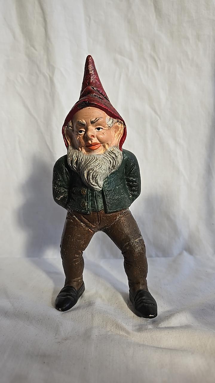 TOMTE, 1800-TAL. Kallmålad keramik. Troligen Tyskland.