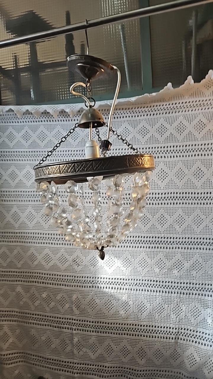 Kronformad taklampa med kristallprismor