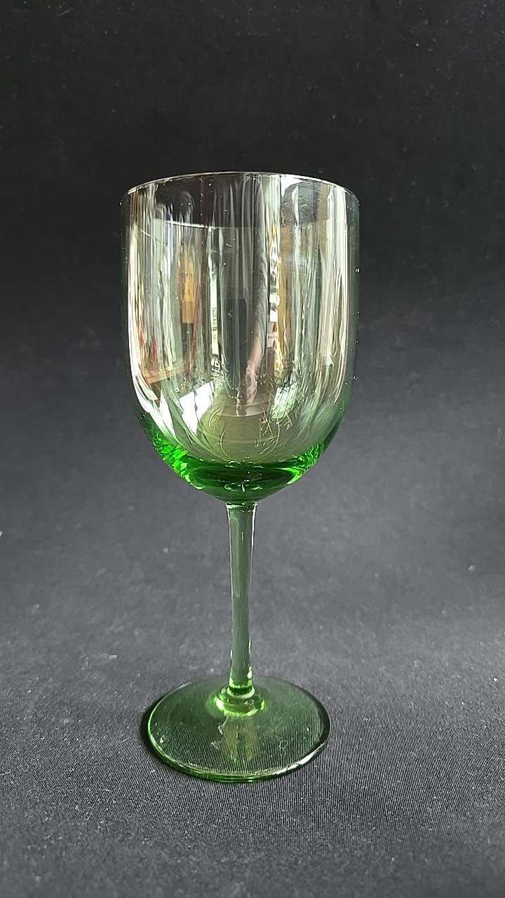Grönt äldre kristallglas i vintage stil, höjd 17cm