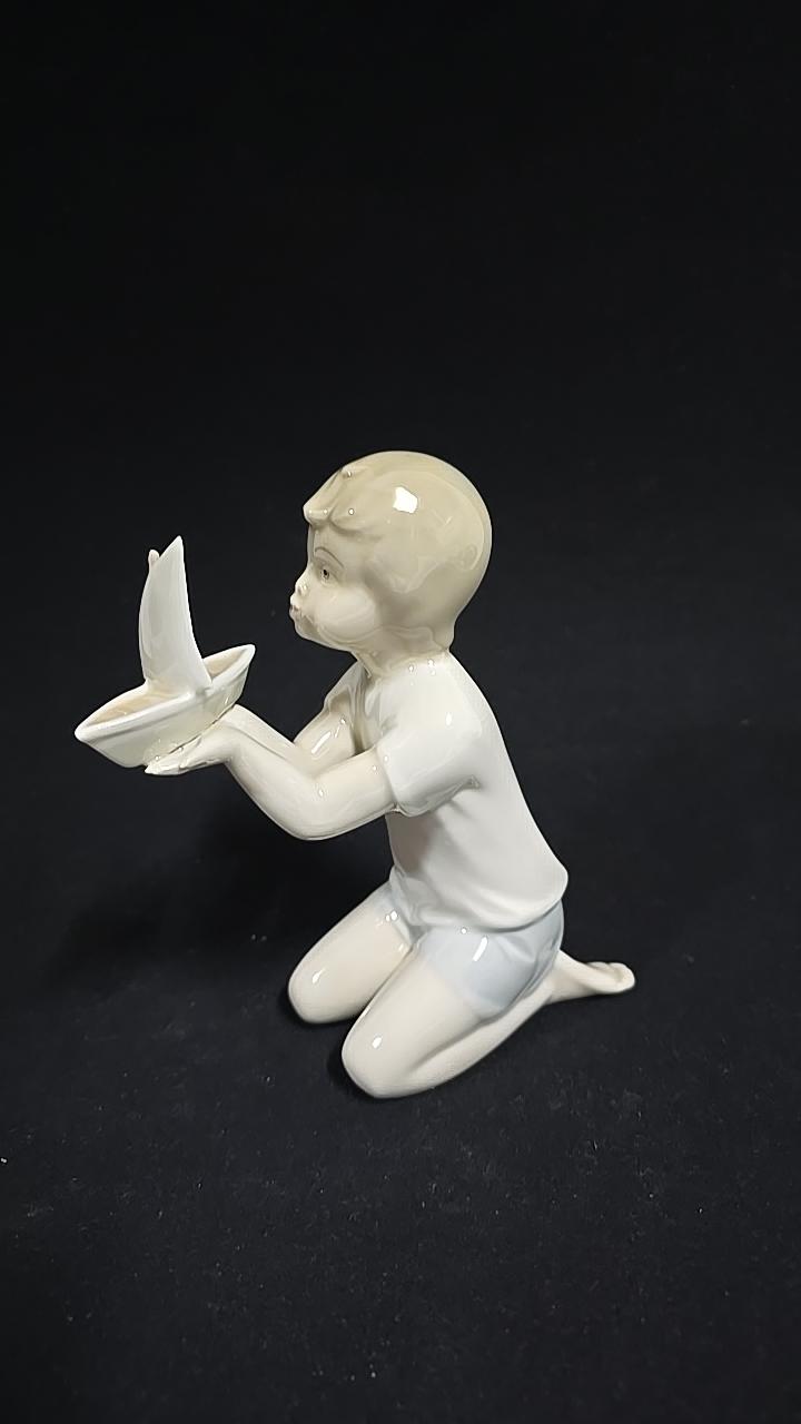 Porslin, Figur, Pojke med båt, Spanien