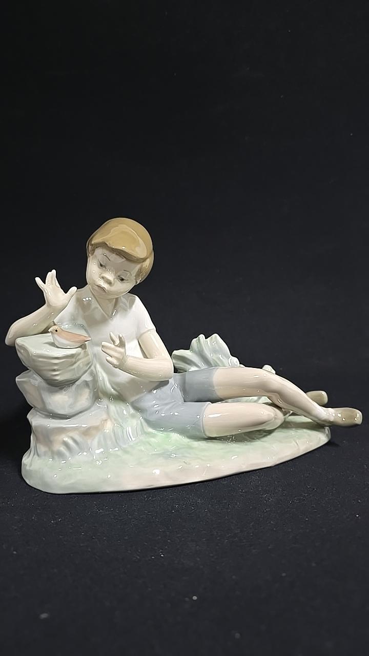 FIGURIN, porslin, pojke med fågel, Lladro, Spanien