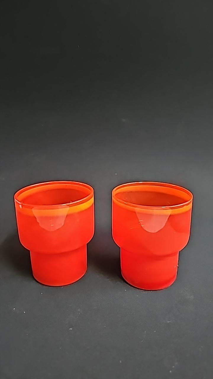 Retro orange ljuslyktor i glas