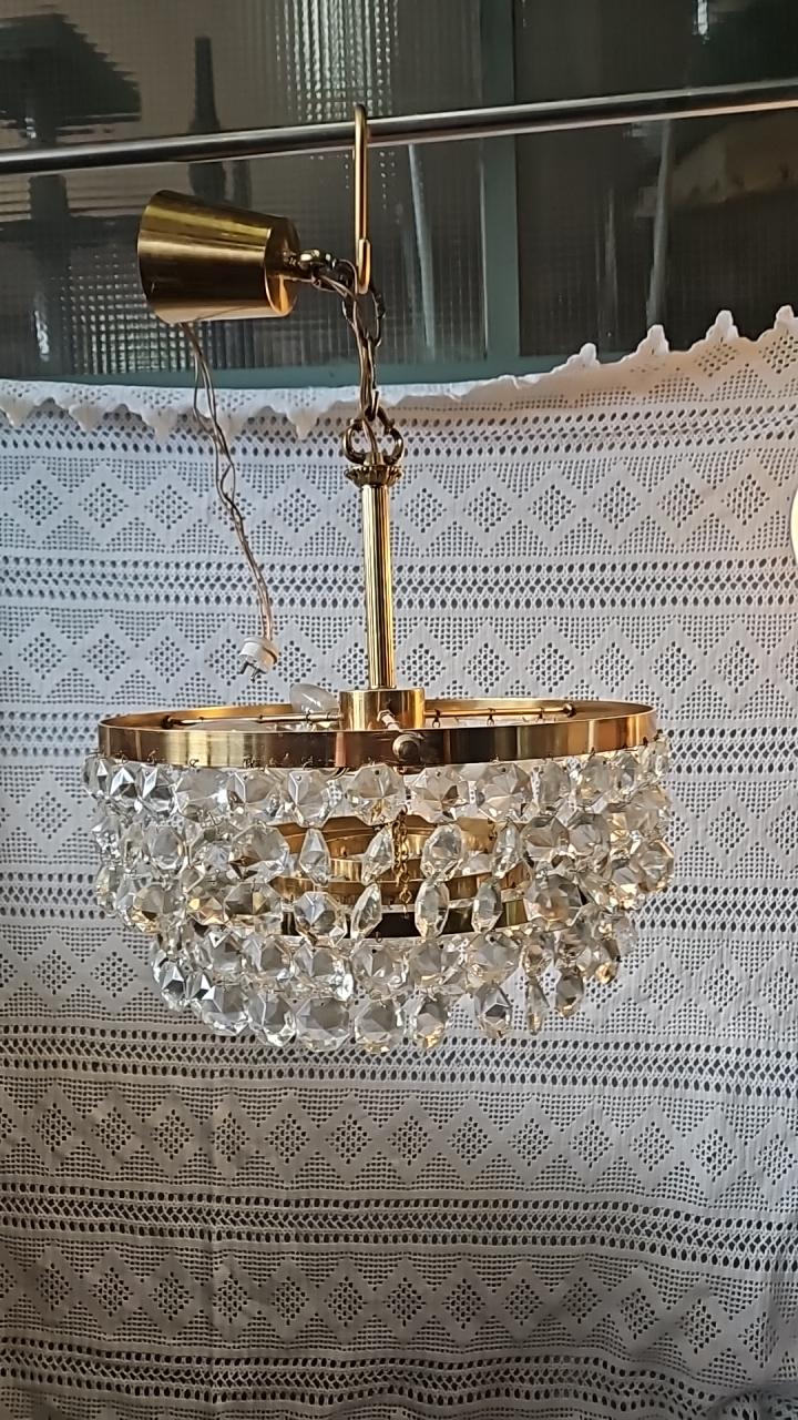 Kristallkrona med guldtonad armatur