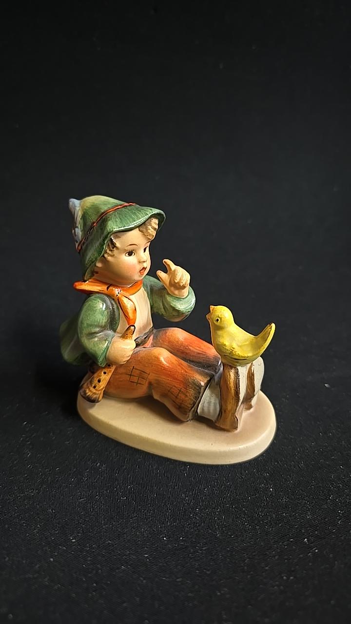 FIGURIN, porslin, "Pojke med Fågel", Hum 63, M.J. Hummel, Goebel, höjd 8cm