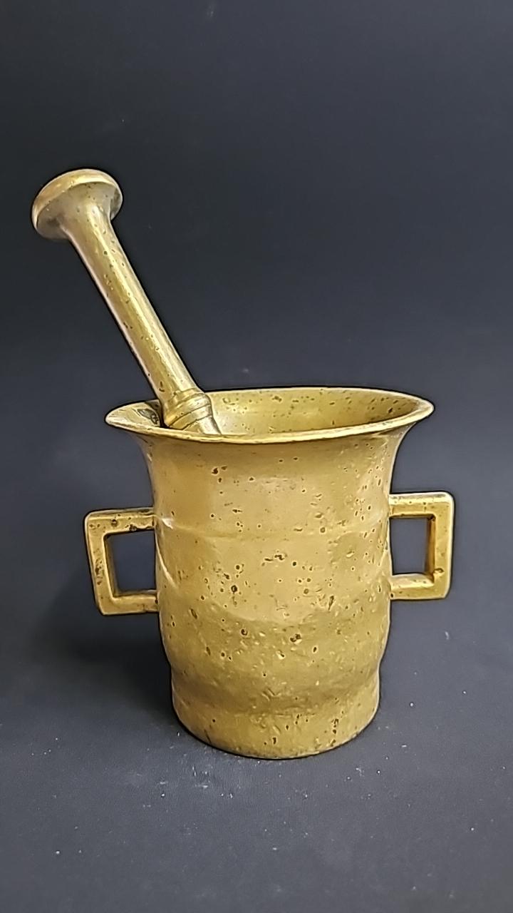 Stor ANTIK MORTEL höjd 14cm bredd 19cm pistill höjd 26cm