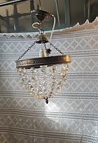 Kronformad taklampa med kristallprismor