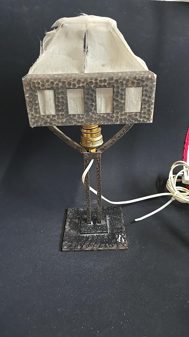ARVID BÖHLMARKS LAMPFABRIK, bordslampa, 1910, jugend, järn, hamrad dekor, höjd 37cm