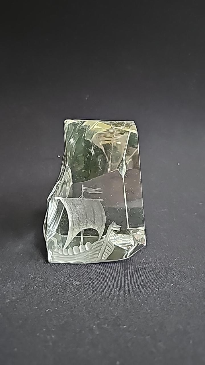 Glas skulptur vikingaskepp graverad