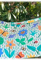 Vackert design tyg Borås Wäfveri Helen Trast Sommarsurr Summer Buzz blommor fåglar bin