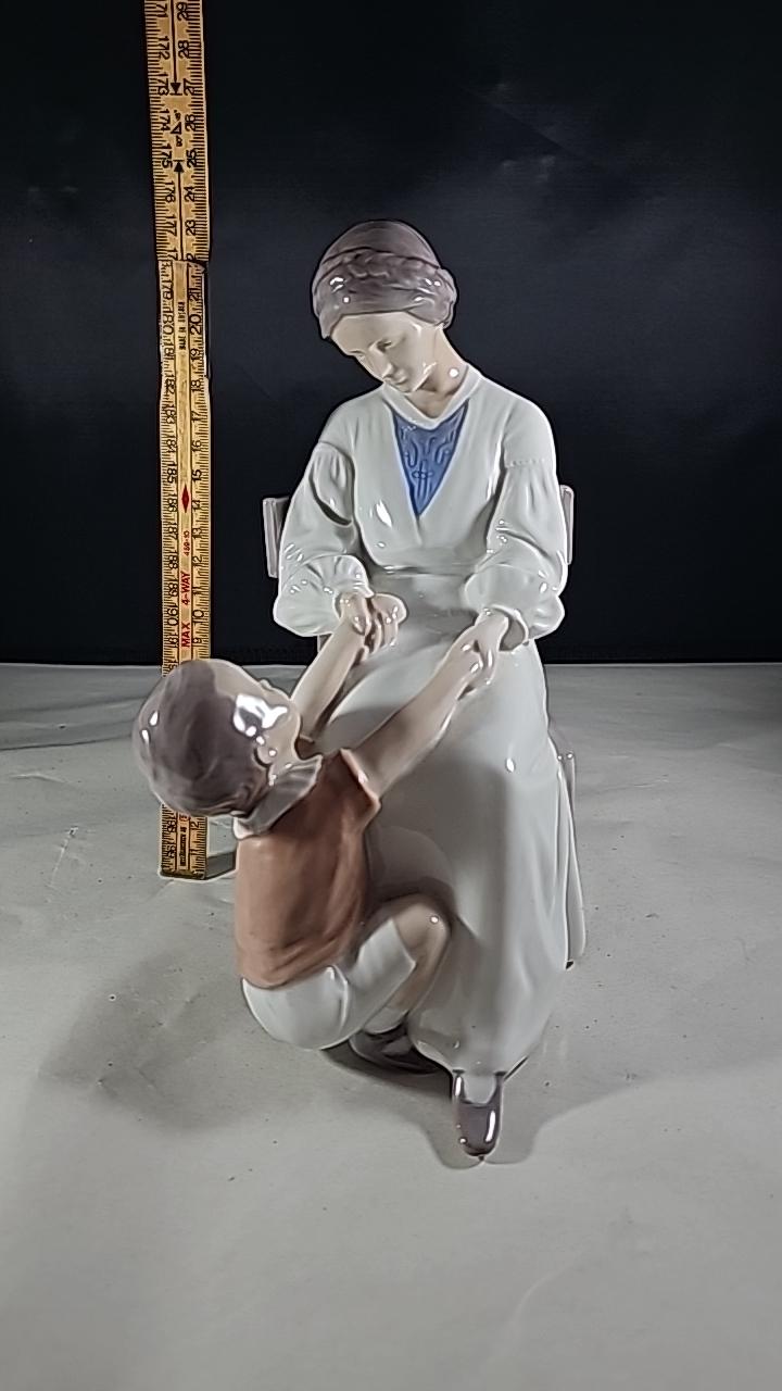 FIGURIN porslin kvinna med barn Bing & Gröndahl nr 1642