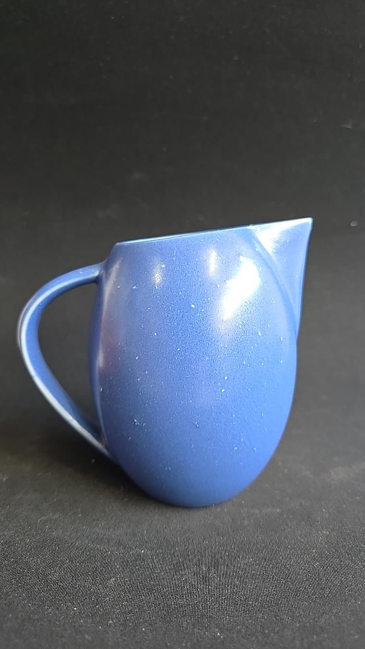 Höganäs en fin himmelsblå mjölkkanna/karaff/tillbringare 13 cm, Åsa Westerlund Sweden