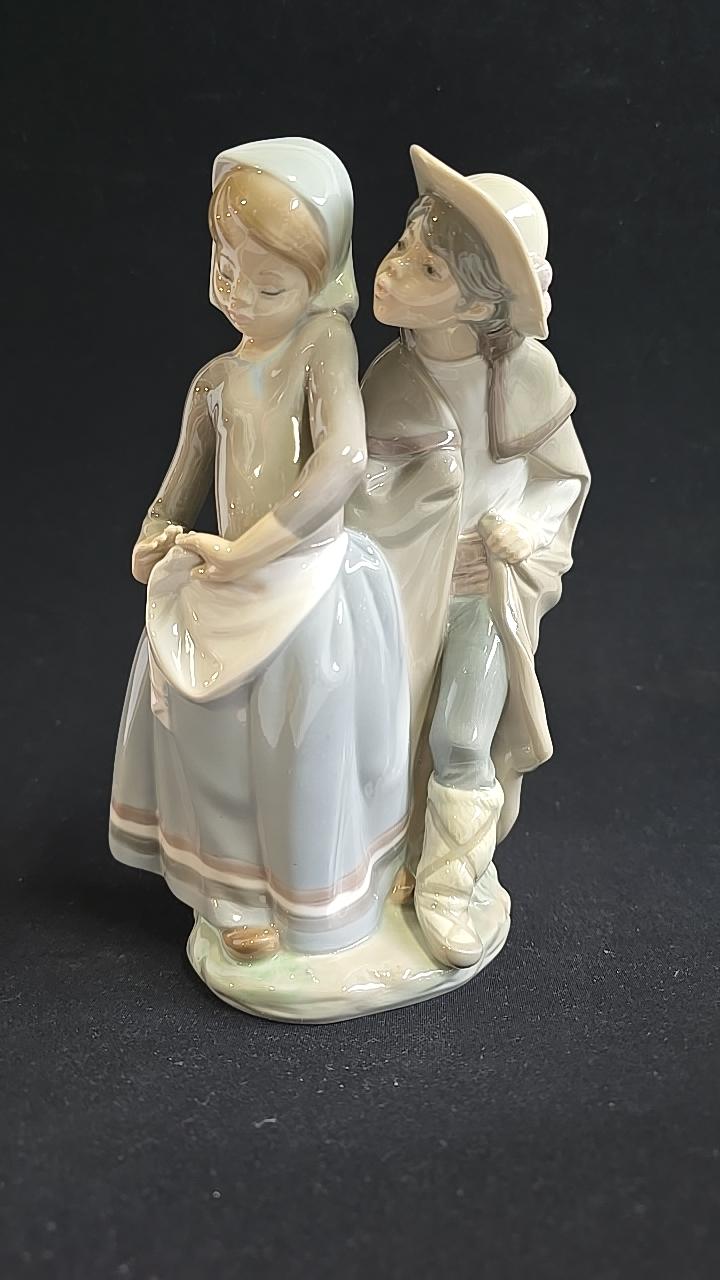 Lladro porslinsfigur i form av pojke och flicka