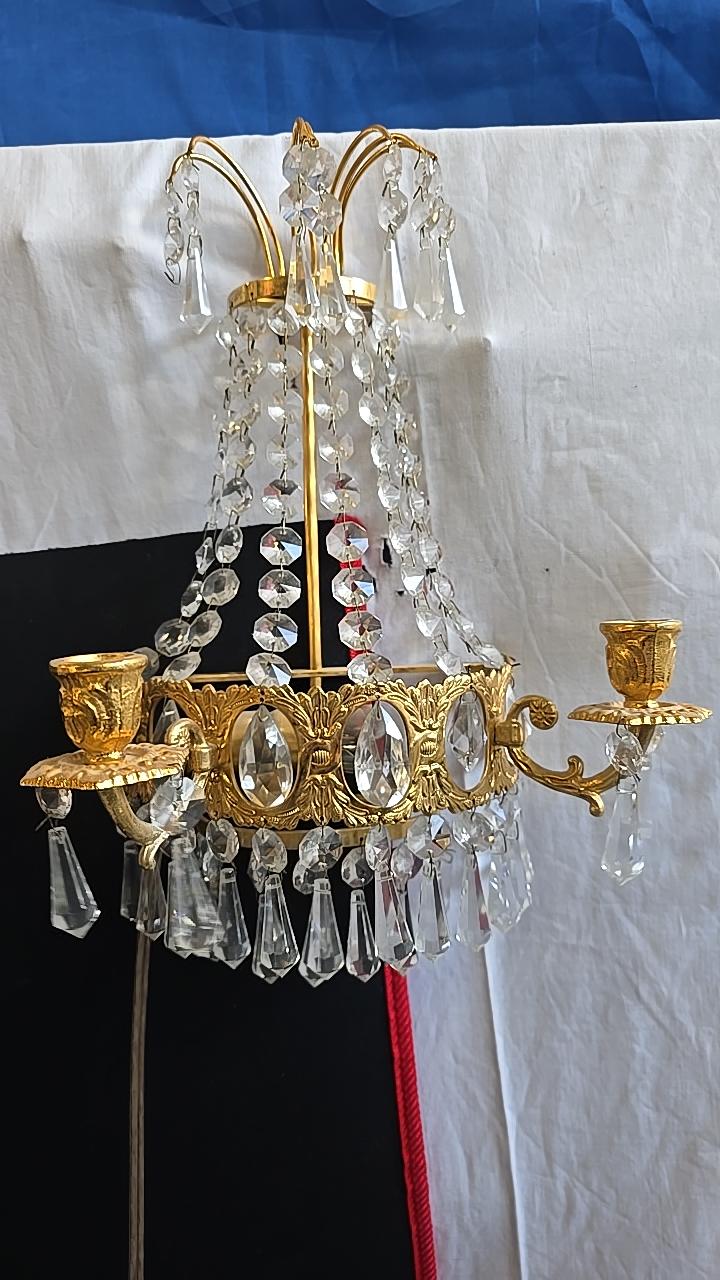 VÄGGLAMPA, förgylld metall och prismor, 2 ljusarmar, 1900-talets andra hälft, höjd 35cm