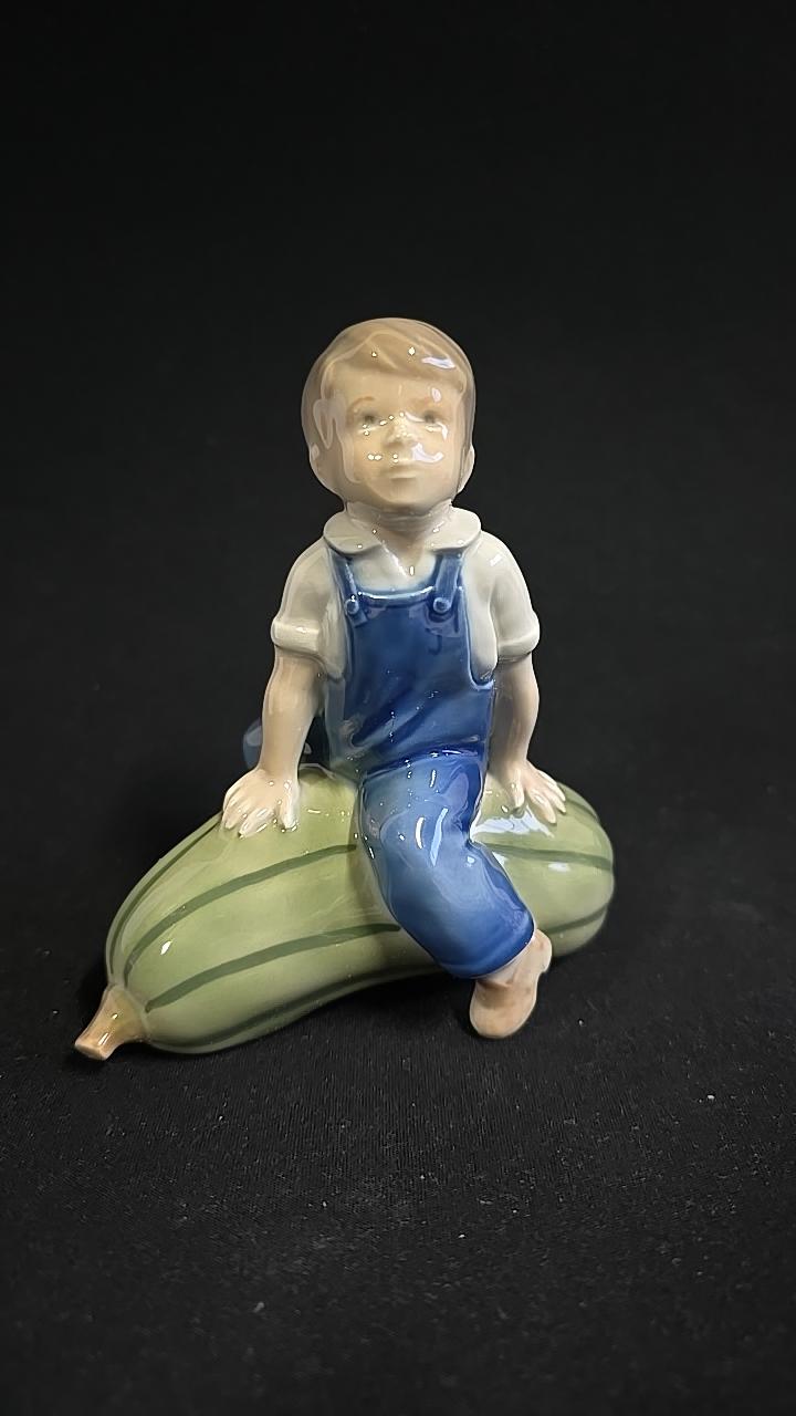 Royal Copenhagen Figur Pojke på Grönsak No 4539/153