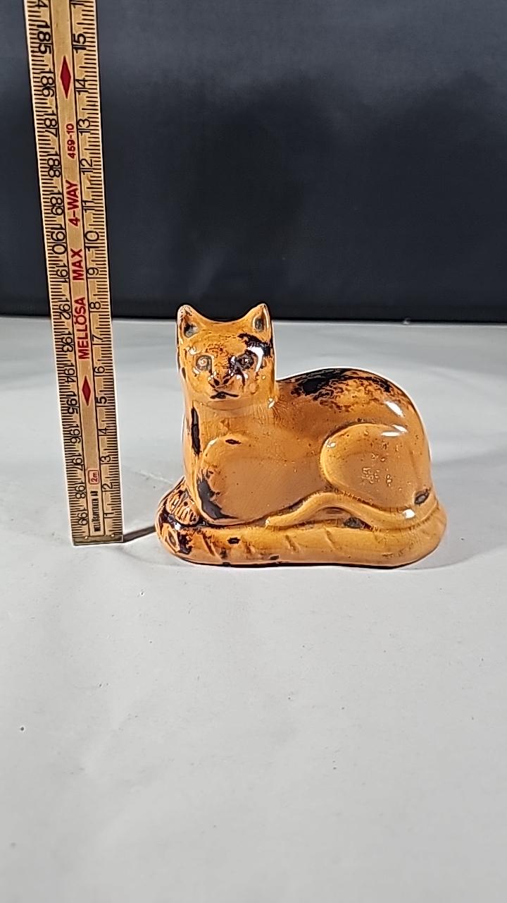 SPARBÖSSA, keramik i form av katt. 1800-tal, troligen Tillinge keramik