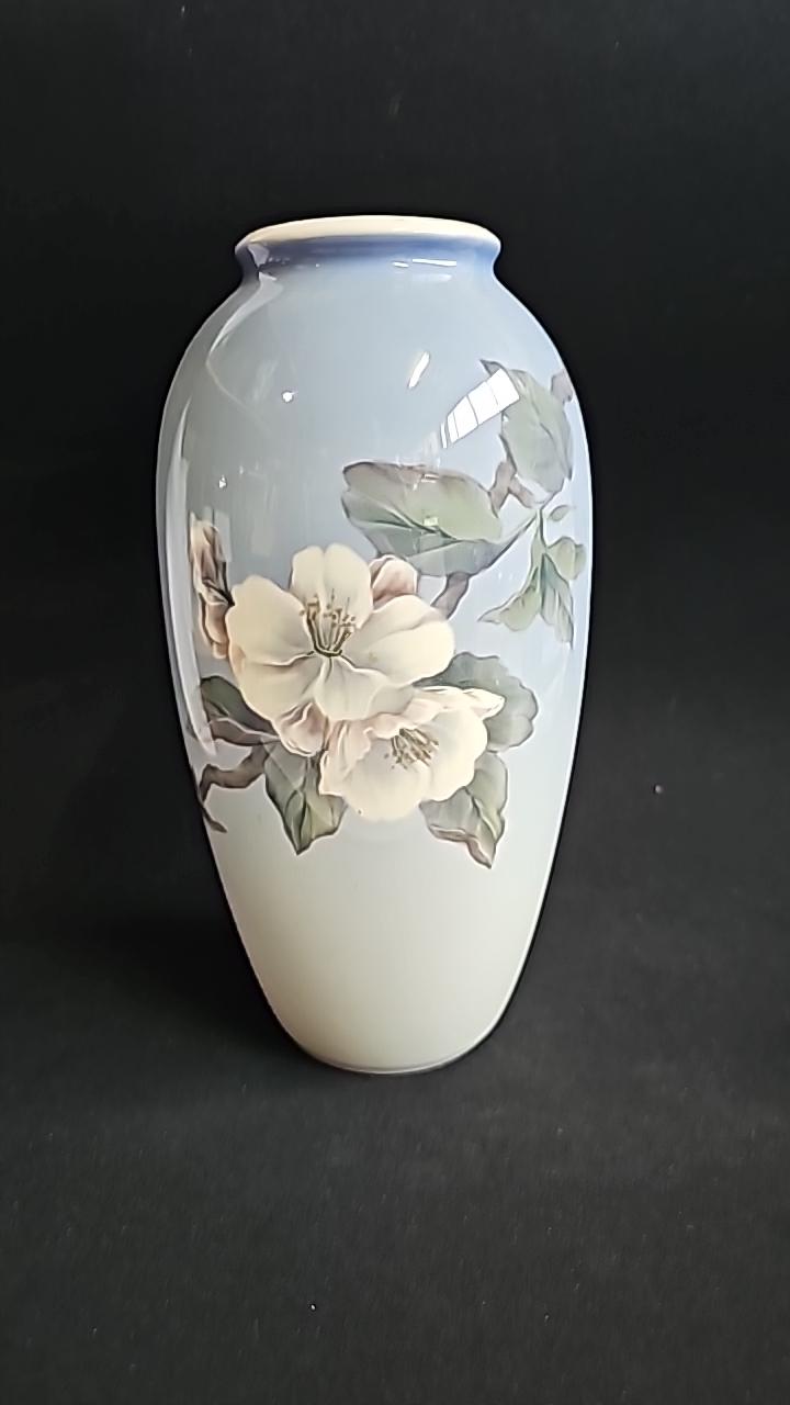 ROYAL COPENHAGEN. Vas. 2629/2129. H. 28 cm.