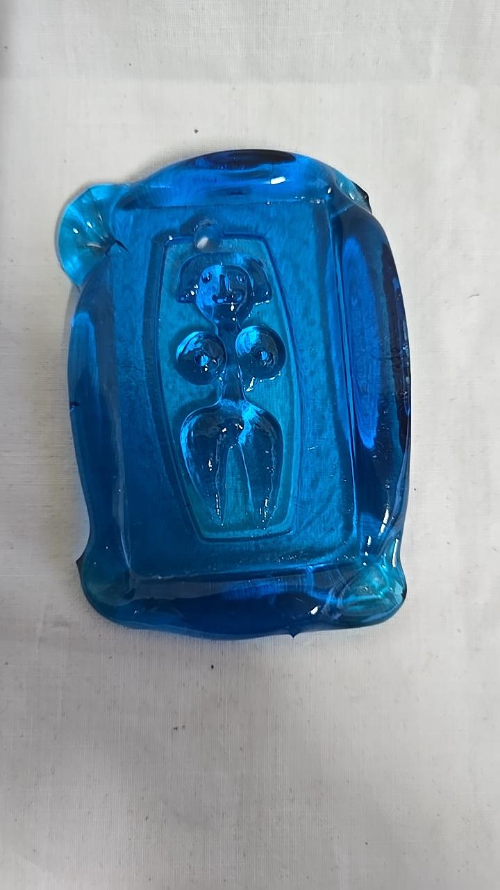 Glaskulptur kvinna i färgat glas längd ca 10cm