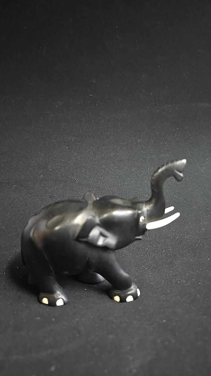 Handsnidad elefantfigur