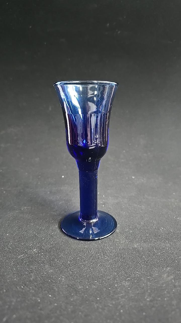 Snapsglas i blå färg höjd 13cm