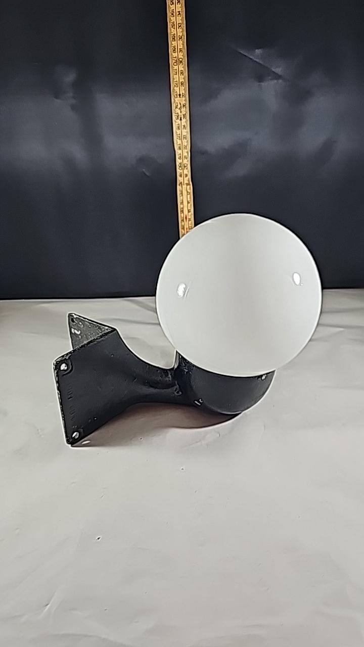 VÄGGLAMPA, gjutjärn, glas, funkis, 1930/40-tal