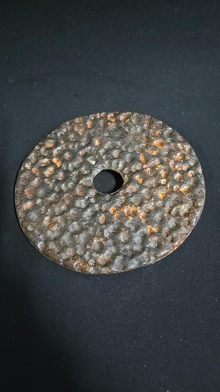 MARITA NORDIN. Grytunderlägg, gjutjärn, i form av ett knäckebröd, dia ca 16.5cm
